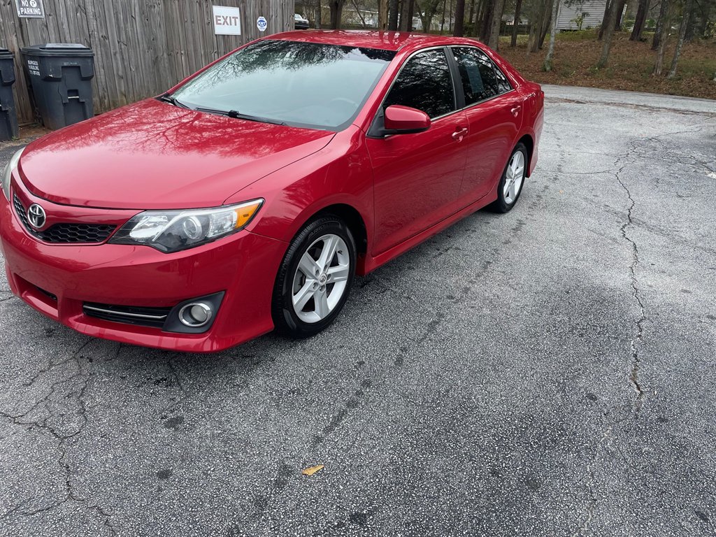2014 Toyota Camry SE's photo